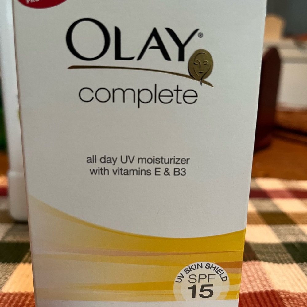 OLAY Complete UV Moisturizer SPF 15 - White and Gold